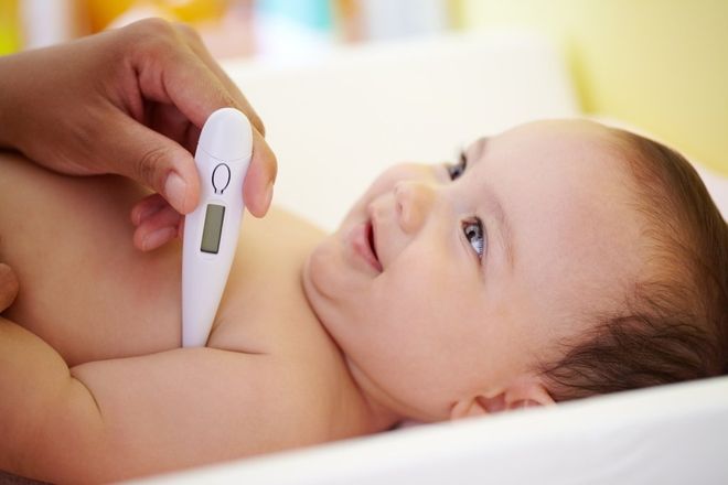 đo nhiệt độ cho bé