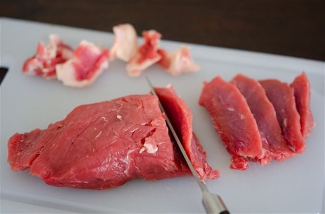 Thịt bò thái miếng mỏng vừa ăn