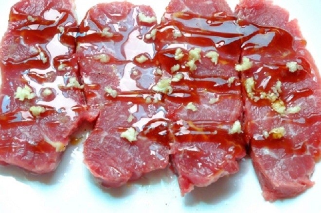 Đổ hỗn hợp gia vị pha chế lên thịt bò