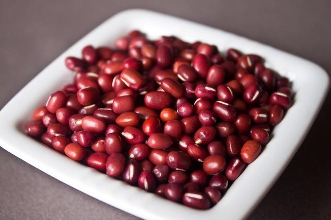 đậu đỏ đựng trong tô màu trắng