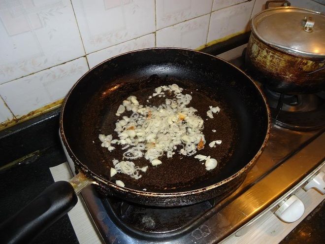 làm nước màu và phi thơm hành tỏi