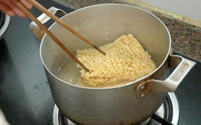 Chần mì qua nước sôi trước khi nấu