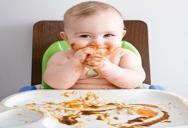 bé bị dính đồ ăn trên mặt