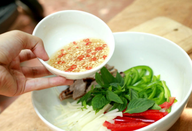 Cách chế biến nước mắm nam ngư bóp gỏi ngon 158326 cho nuoc mam vao tron goi - Cách chế biến nước mắm nam ngư bóp gỏi ngon