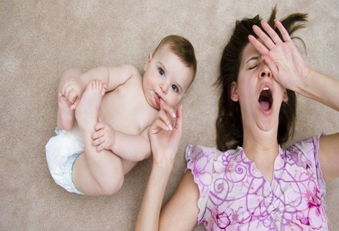 bé cắn ngón tay mẹ