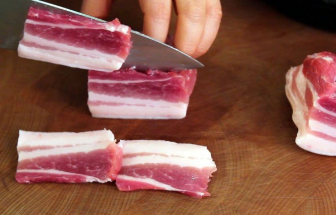 thịt heo rửa sạch, thái lát mỏng