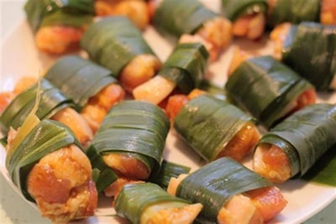 cho thịt vào lá nếp và cuộn tròn