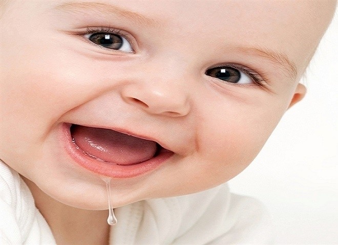 bé chảy nước dãi