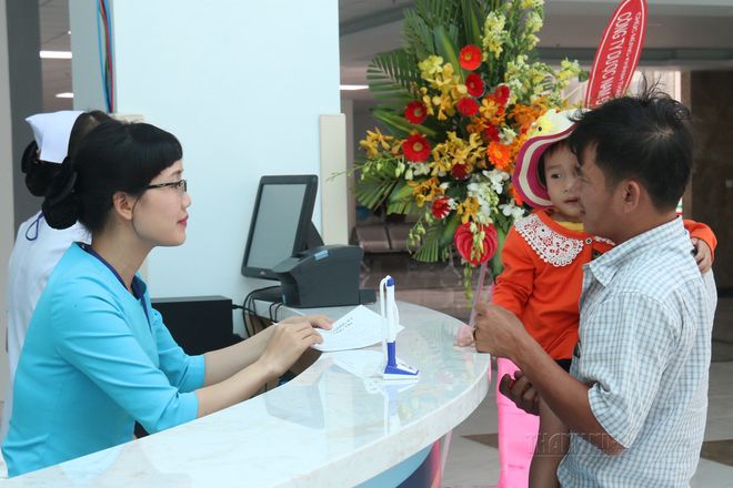 ba đưa trẻ đi bệnh viện