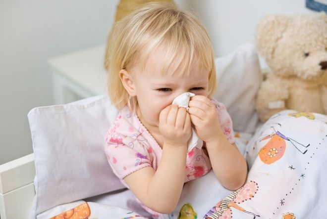 bé gái lấy khăn giấy lau mũi