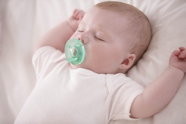 bé đang ngủ ngậm núm vú giả