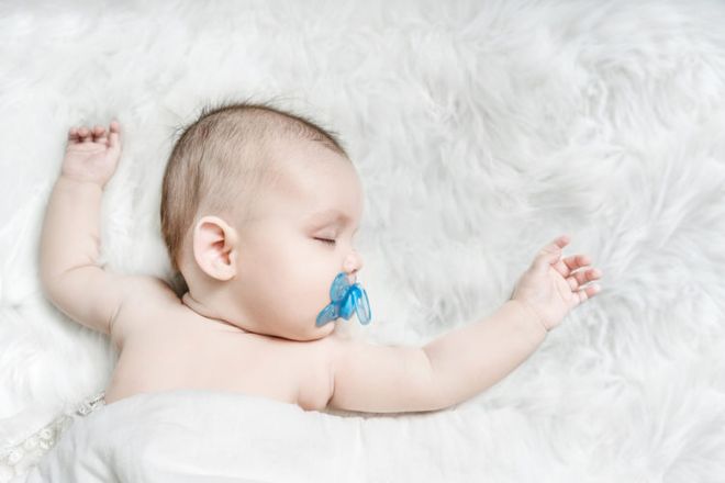 bé ngủ say khi ngậm núm vú giả