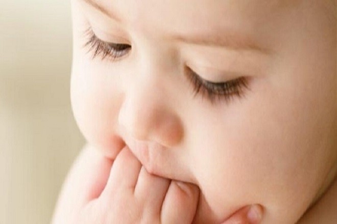 bé bỏ tay vào miệng mút