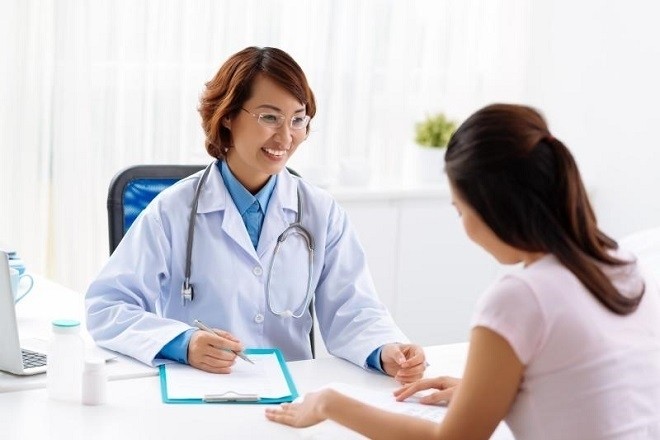 nghe bác sĩ hướng dẫn cách uống thuốc tránh thai