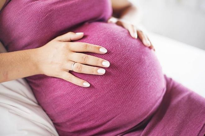 Ra dịch nhầy kèm với những cơn co thắt tử cung báo hiệu sắp chuyển dạ