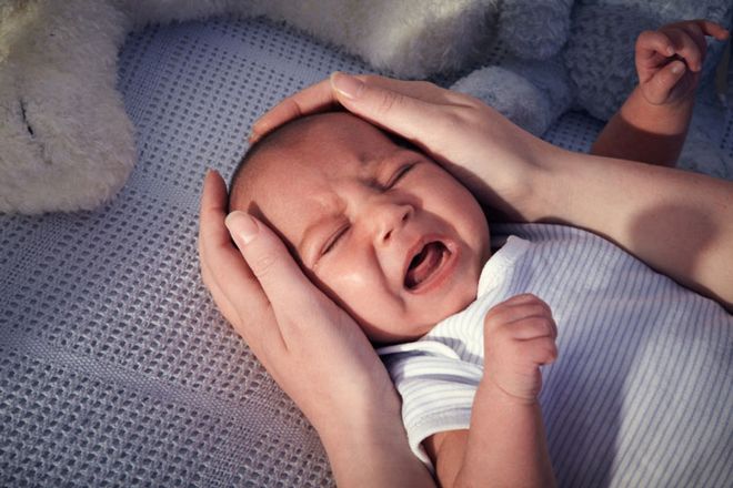 trẻ sơ sinh khóc nhiều