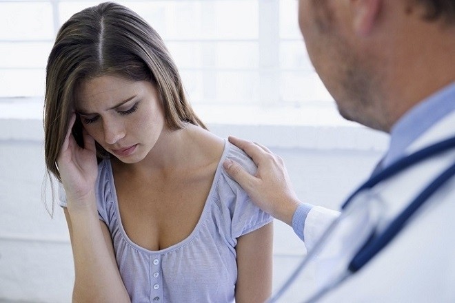 bác sĩ an ủi khách hàng có ý định phá thai