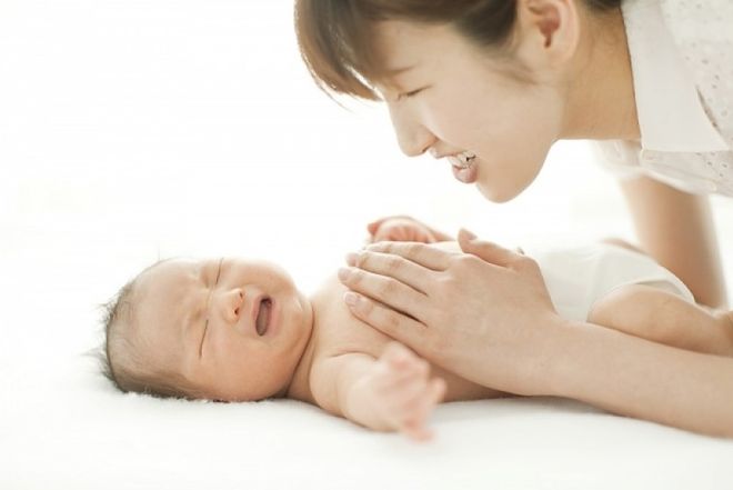 mẹ xoa bụng cho trẻ sơ sinh 2 tuần tuổi