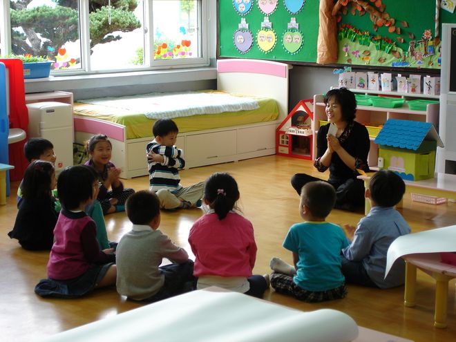 cô giáo phòng bệnh cho trẻ