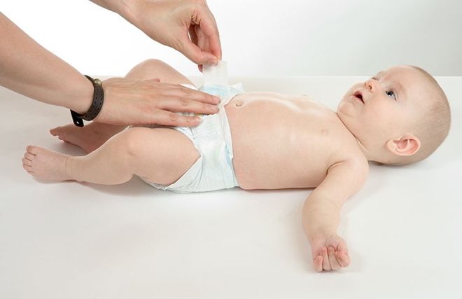 thay tã cho trẻ sơ sinh 2 tuần tuổi