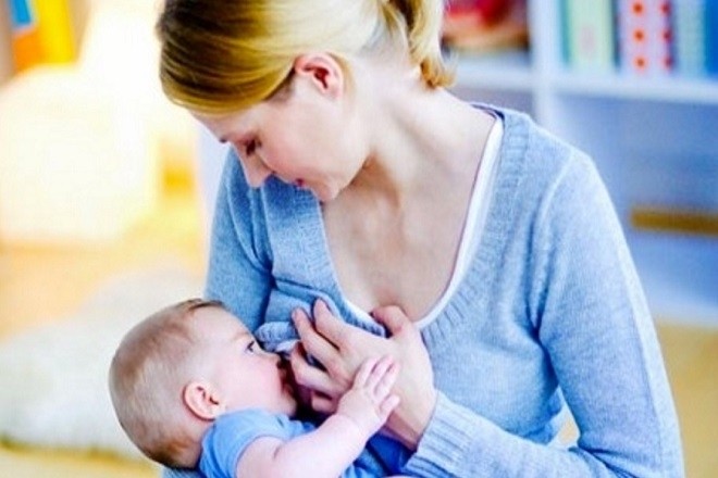 cho trẻ sơ sinh 4 tuần tuổi bú mẹ