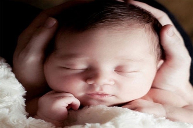 nâng niu đầu của trẻ