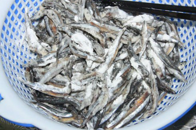 cá cơm ướp muối