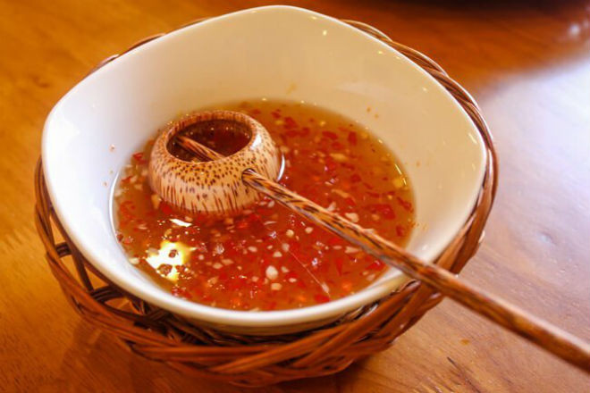 cho tỏi ớt vào chén nước mắm