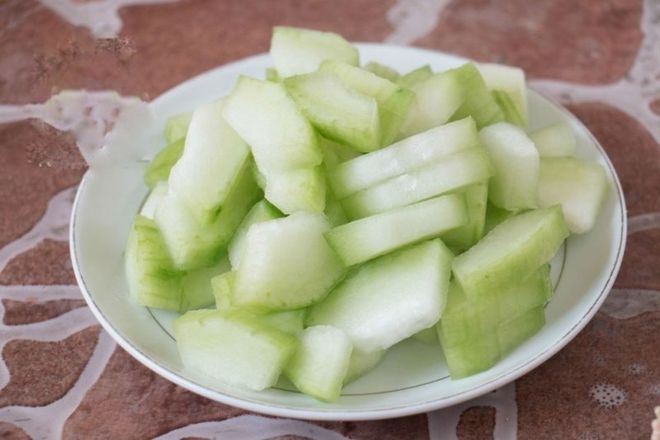 bí xanh gọt vỏ, rửa sạch, thái miếng vừa ăn