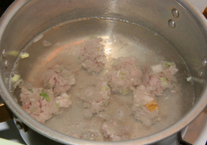 cho thịt băm vào nồi đảo đều và đổ nước vào đun sôi