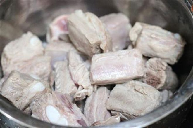 sườn non chặt miếng, chần qua nước sôi