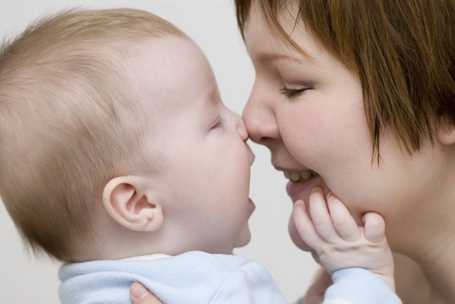 mẹ đưa mũi mình sát mũi bé