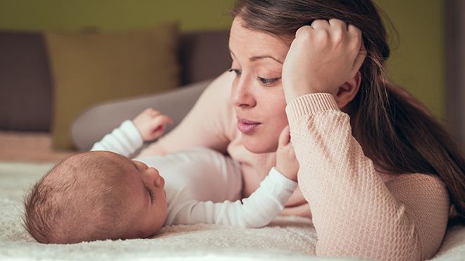 mẹ nói chuyện với bé