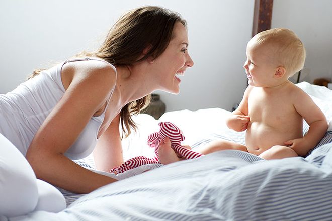mẹ cười đùa cùng bé