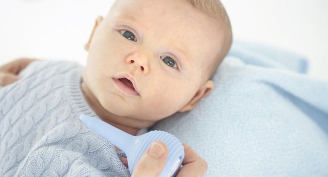 mẹ chuẩn bị hút mũi cho bé