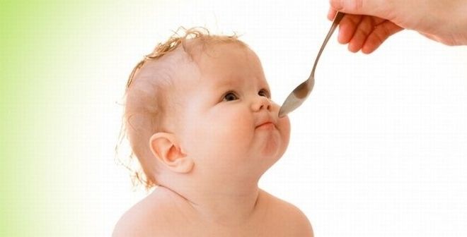mẹ đưa muỗng gần miệng bé
