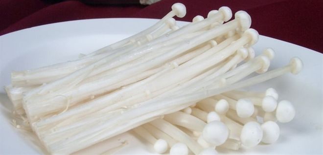 Nấm kim châm rửa sạch, để ráo