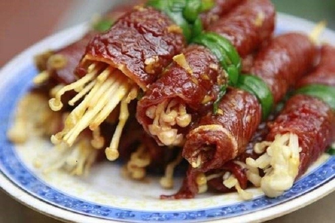 Bò cuộn nấm xong nướng bằng bếp hoặc chảo cũng rất ngon