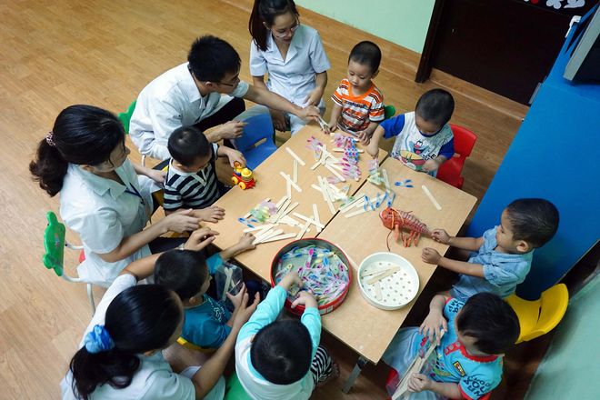 trẻ chơi theo nhóm