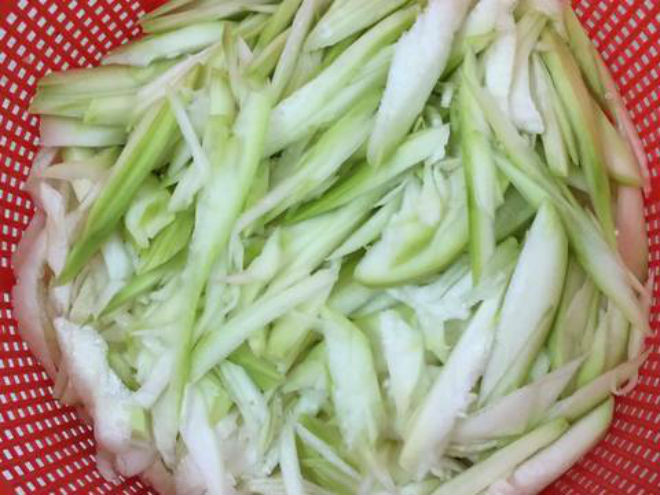 bầu gọt vỏ, rửa sạch và thái sợi