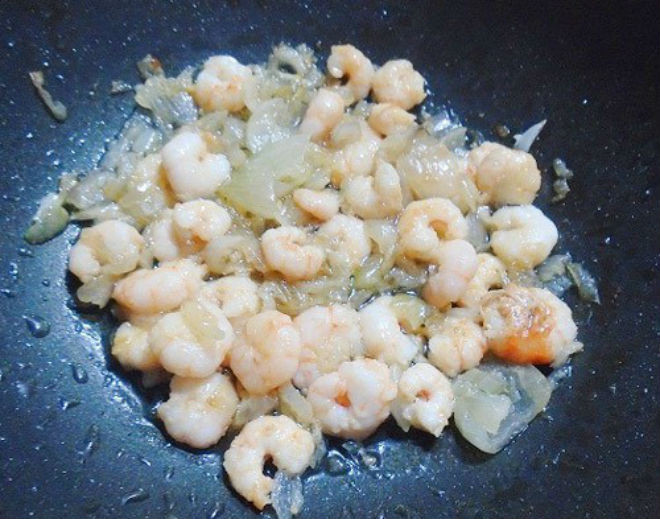 cho thịt tôm vào chảo xào