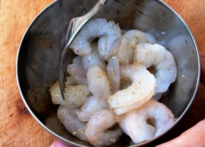 tôm lột vỏ, bỏ đầu, rửa sạch và ướp gia vị