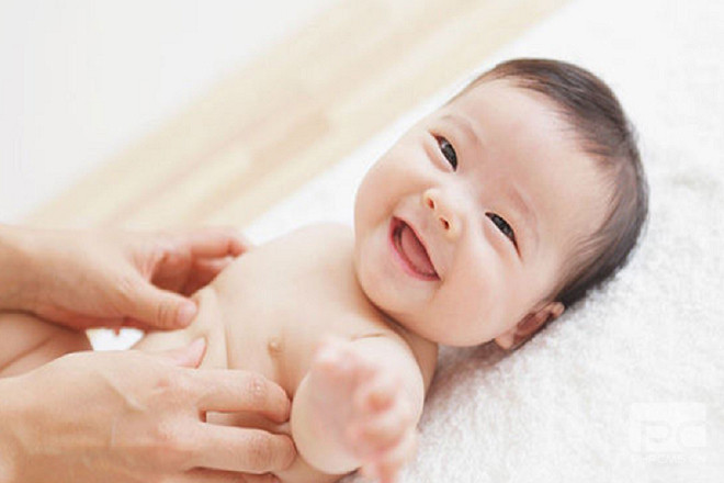 Chăm sóc trẻ sơ sinh theo mùa massage cho trẻ.