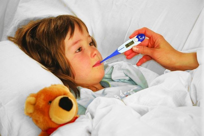 bé cặp nhiệt kế đo nhiệt độ cơ thể