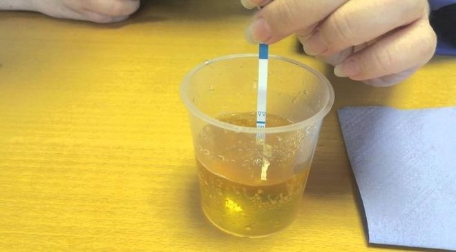 ngâm que quá lâu, khiến dẫn đến tình trạng que thử thai 2 vạch mờ