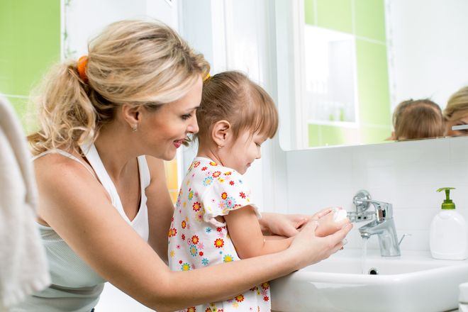 mẹ tập cho bé gái rửa tay