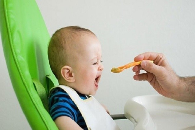 bố đút cháo cho bé 5 tháng ăn dặm