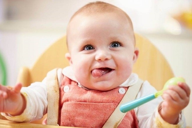 miệng bé chóp chép là dấu hiệu ăn dặm