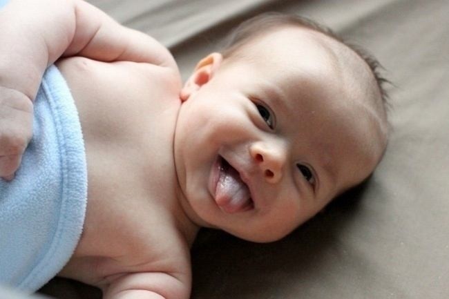 có nên rơ lưỡi cho trẻ sơ sinh