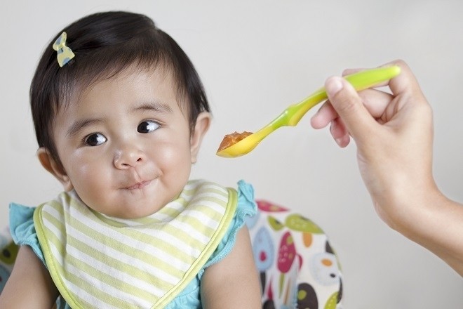 mẹ đút cháo ăn dặm cho bé